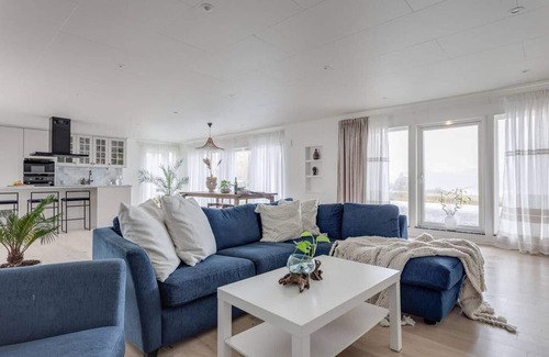 Halanda Villa | Beautiful 3-Bed Villa in Halanda with Scenic Lake View