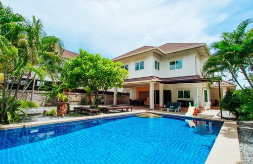 Nong Prue Villa | Charming 3-Bed Villa in Muang Pattaya - Guest Rated 9.5/10