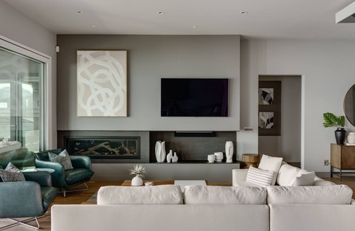 Central Okanagan House | Elegant Lakestone Waterside Home with Lake Views & Spa