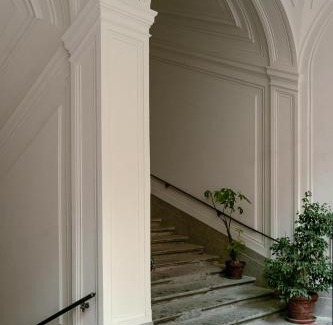 Montecalvario House | Elegant Stay at Carafa di Maddaloni – Rated 9/10 with Hot Tub