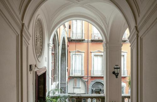 Montecalvario House | Elegant Stay at Carafa di Maddaloni – Rated 9/10 with Hot Tub
