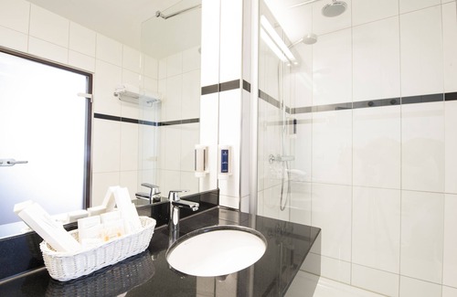 Weil am Rhein Hotel | Elegant Carathotel Basel: Spa Retreat with Top Amenities