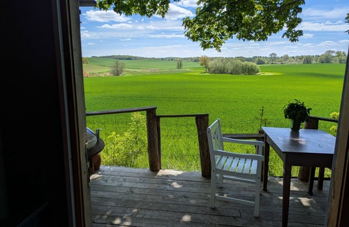 Kirch Mulsow House | Cozy Caravan for 3 Guests with Ocean View in Carinerland