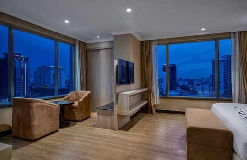 Phnom Penh City Centre Hotel | Experience Comfort at Caravan Hotel by EHM with Pool & Spa