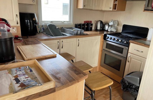 Camber Cabin | Caravan - Sleeps 8 - Pets Ok - Parking - Patio