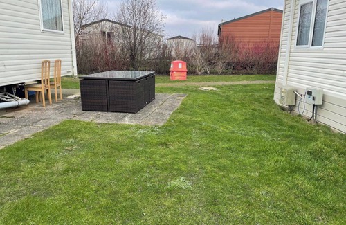 Camber Cabin | Caravan - Sleeps 8 - Pets Ok - Parking - Patio