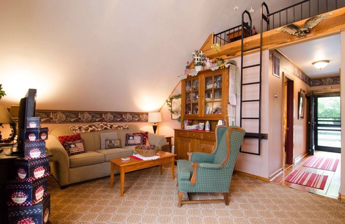 Harpers Ferry Bed & Breakfast | Exclusive Caravan Suite at Private Lily Garden BnB