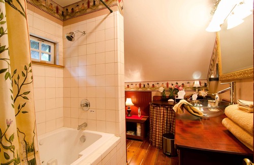 Harpers Ferry Bed & Breakfast | Exclusive Caravan Suite at Private Lily Garden BnB