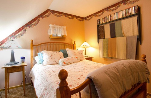 Harpers Ferry Bed & Breakfast | Exclusive Caravan Suite at Private Lily Garden BnB