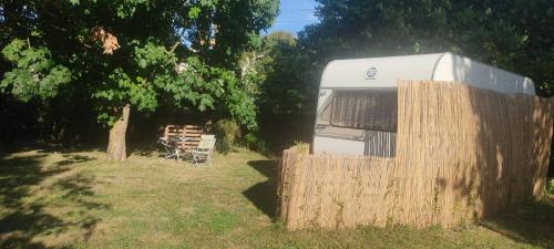 Vandre Other | Caravane années 80 dans la verdure au Domaine des Oiseaux
