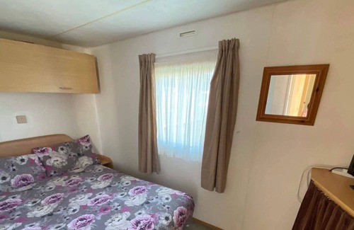 Skegness Cabin | CaravanSleeps4-HotTub-Coastal-Parking-QuietRetreat