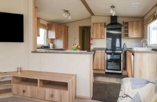 Paignton Cabin | Inviting 2-Bed Lodge with Kitchen in Devon Bay