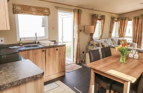 Paignton Cabin | Inviting 2-Bed Lodge with Kitchen in Devon Bay
