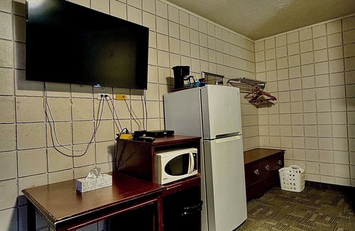Swift Current Hotel | Cozy Caravel Motel: Family-Friendly Stay with Breakfast