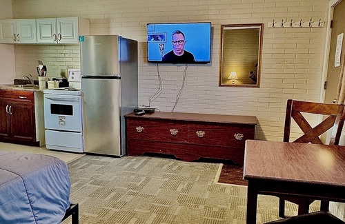 Swift Current Hotel | Cozy Caravel Motel: Family-Friendly Stay with Breakfast