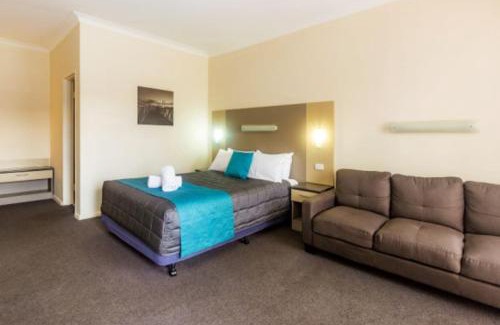 Taree Hotel | Inviting Caravilla Motor Inn: Family-Friendly with Pool Access