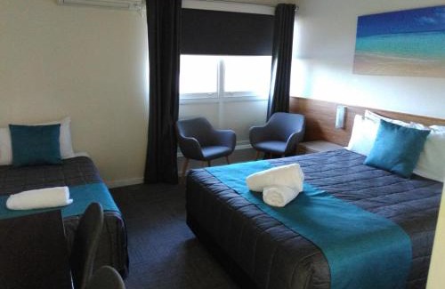 Taree Hotel | Inviting Caravilla Motor Inn: Family-Friendly with Pool Access