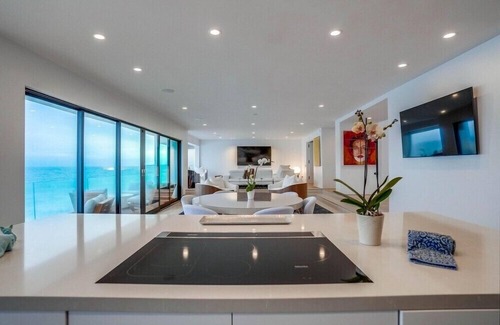 Eastern Malibu House | Unforgettable Stay at Carbon Beach, Malibu – Pet Friendly & Oceanfront