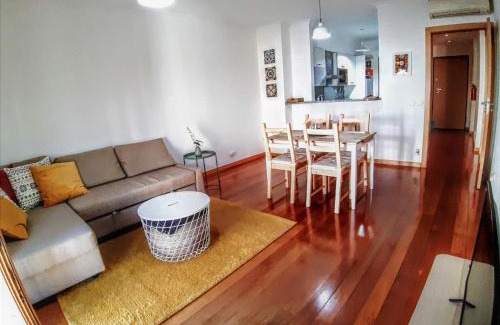 Falca Apartment | Cardeal's Nest: Family-Friendly Retreat with Top Reviews
