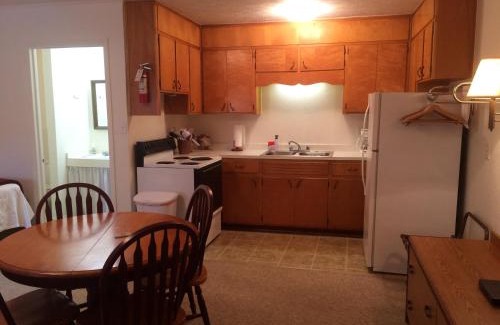 Maggie Valley Hotel | Inviting Cardinal Inn: Pet-Friendly Retreat with Top Ratings