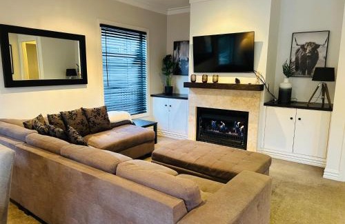 Cardrona Apartment | Relax at Cardrona Villa with Pool and Oceanfront Views