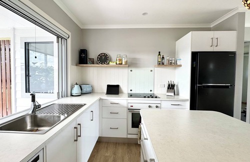 Cardwell House | Cozy Retreat at Cardwell Anglers for Adventure Seekers