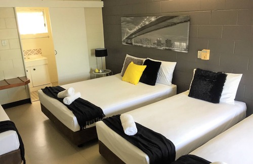 Cardwell Hotel | Relax at Cardwell Beach: Family-Friendly with Pool & Breakfast