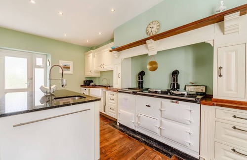 Lesbury Cottage | Family-Friendly 3 Bedroom Stay in Lesbury with Kitchen