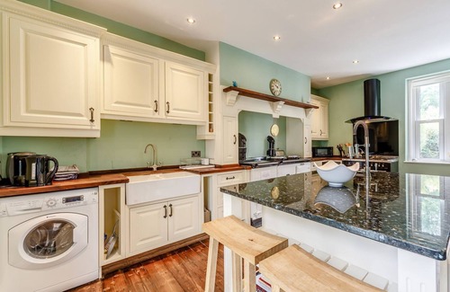 Lesbury Cottage | Family-Friendly 3 Bedroom Stay in Lesbury with Kitchen
