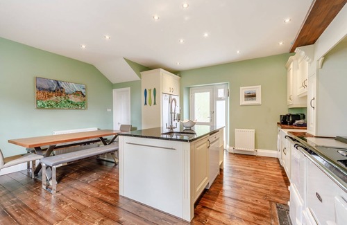 Lesbury Cottage | Family-Friendly 3 Bedroom Stay in Lesbury with Kitchen
