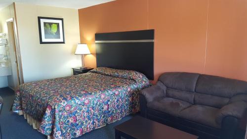 Flatonia Hotel | Inviting Stay at Carefree Inn Flatonia with Pool Access