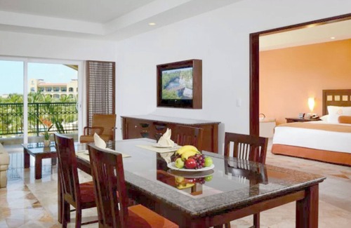 Villa Juarez Resort | Experience Endless Luxury at Caribbean Beach Resort Condo