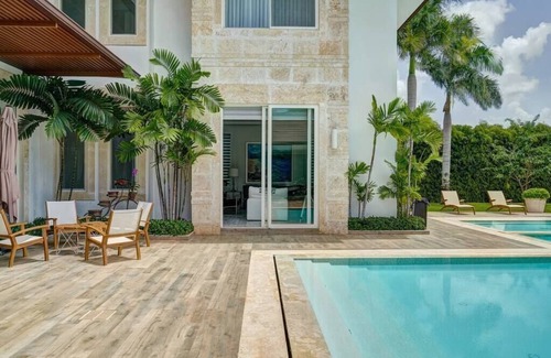 El Valle Villa | Caribbean Retreat: 6-Bedroom Villa with Pool & Jacuzzi
