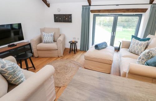 Newquay House | Pet-Friendly Retreat at Carines Barns - Perfect for Families