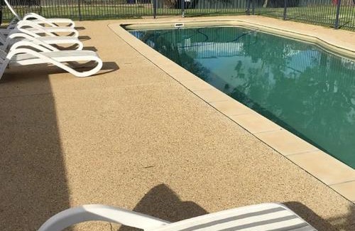 Hillgrove Hotel | Carinya Caravan Park