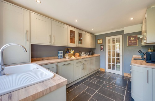 Lowestoft House | Carisbrooke: Family Retreat with Spa and Hot Tub