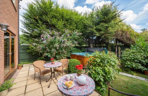 Lowestoft House | Carisbrooke: Family Retreat with Spa and Hot Tub