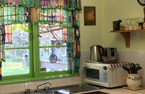 Hill End Cottage | Pet-Friendly Carla's Cottage with Breakfast & Kitchen Access