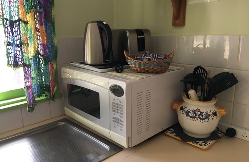 Hill End Cottage | Pet-Friendly Carla's Cottage with Breakfast & Kitchen Access