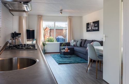IJmuiden Ski Chalet | Elevate Your Stay at Carlene Chalet with Oceanfront Bliss