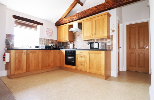 Carlisle Cottage | Family-Friendly Carleton Mill Cottage with Kitchen & Breakfast
