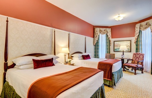 Oak Park Hotel | Experience Comfort at Carleton of Oak Park: 9/10 Rating