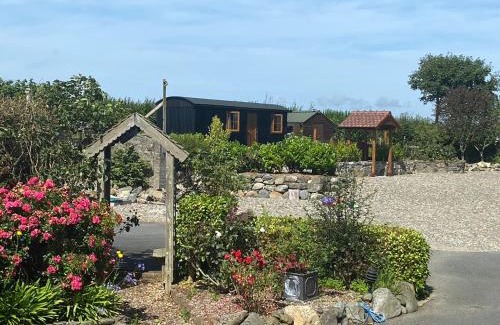 Dundalk Apartment | Pet-Friendly Retreat at Carlingford Glamping Hut