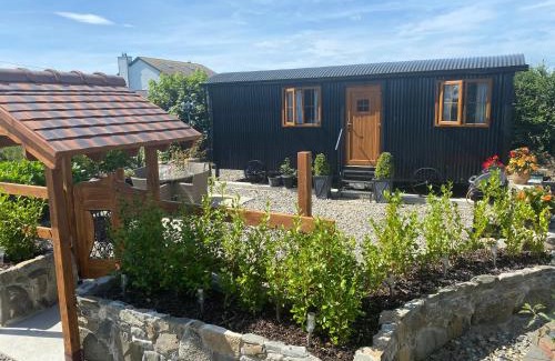 Dundalk Apartment | Pet-Friendly Retreat at Carlingford Glamping Hut