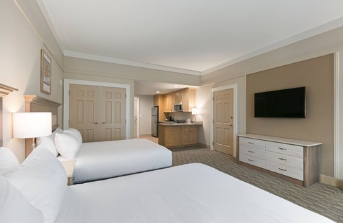 Pinecraft Hotel | Unforgettable Stays at Carlisle Inn with Pool & Dining