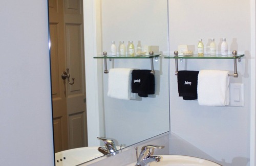 Pinecraft Hotel | Unforgettable Stays at Carlisle Inn with Pool & Dining