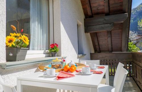 Colico Piano Apartment | Pet-Friendly Carlo C Balkon Ferienwohnung for Families