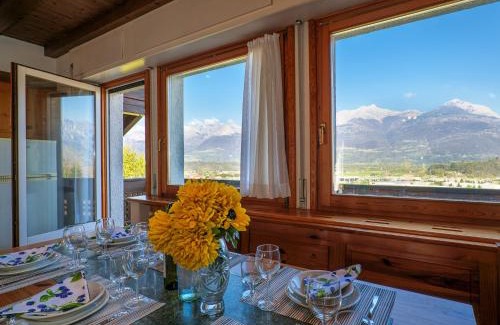 Colico Piano Apartment | Pet-Friendly Carlo C Balkon Ferienwohnung for Families