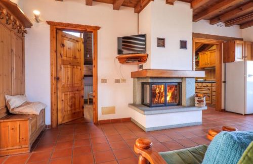 Colico Piano Apartment | Pet-Friendly Carlo C Balkon Ferienwohnung for Families