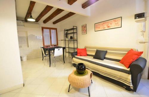 San Polo Apartment | Cozy Carlo's Studio: Family-Friendly Retreat in Venice